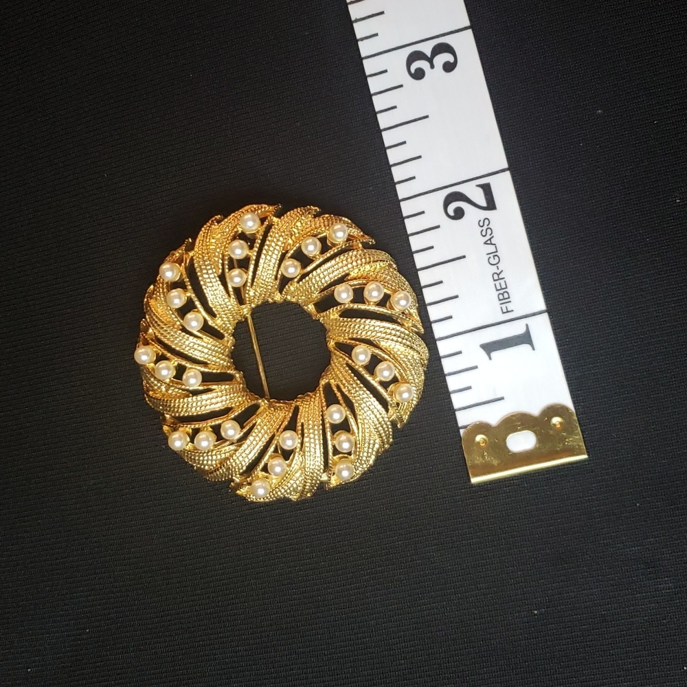 Vintage Brooch wreath With faux pearls